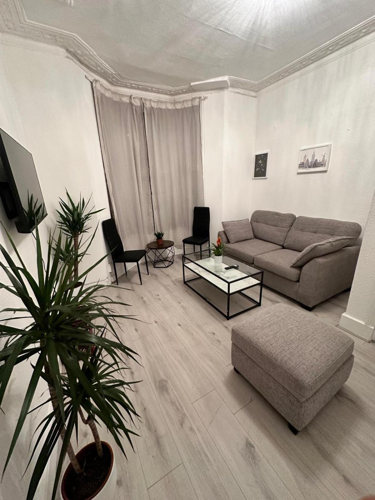 Apartment Millais Road 3 Bedroom Flat *