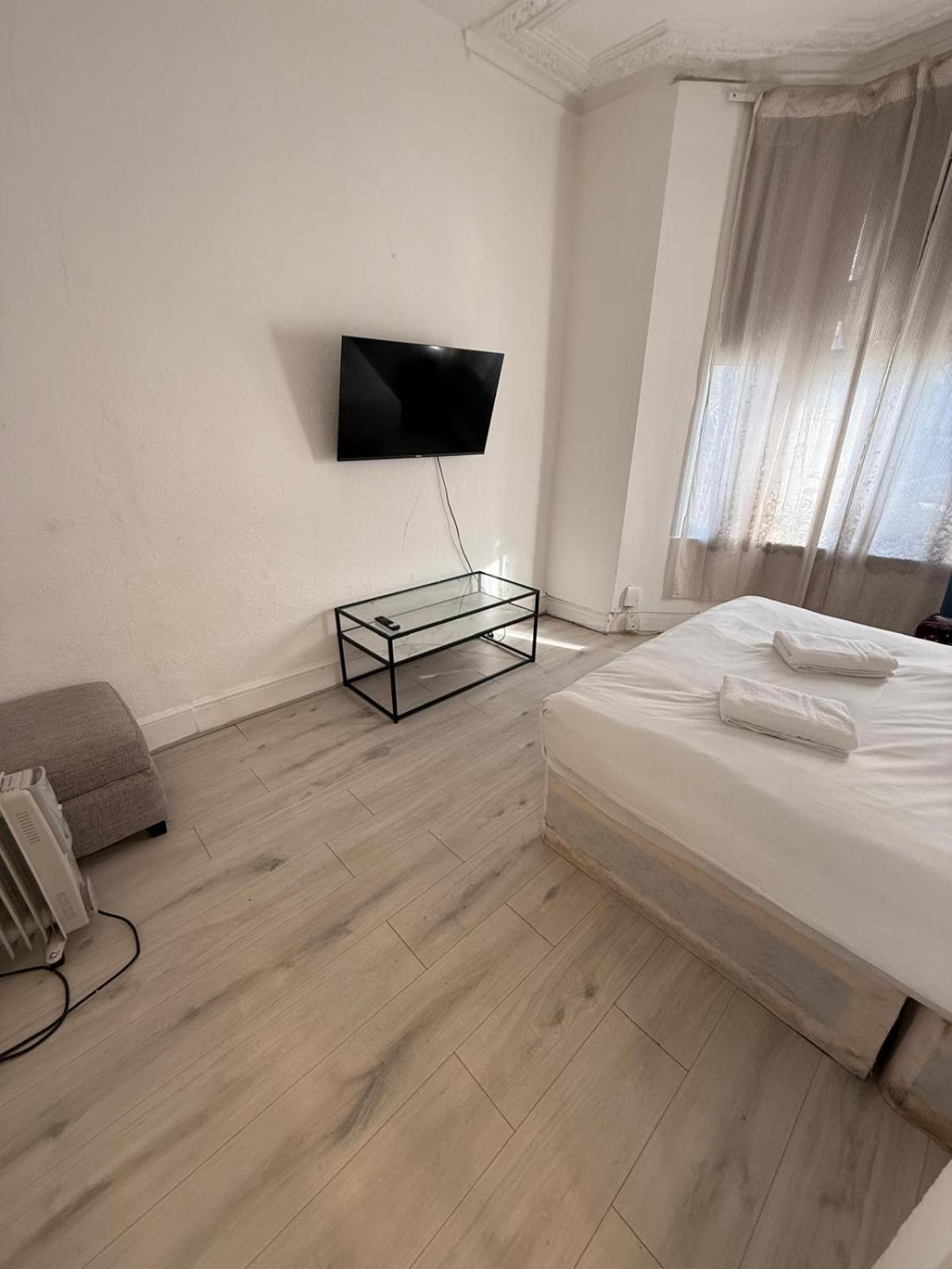 Millais Road 3 Bedroom Flat * London